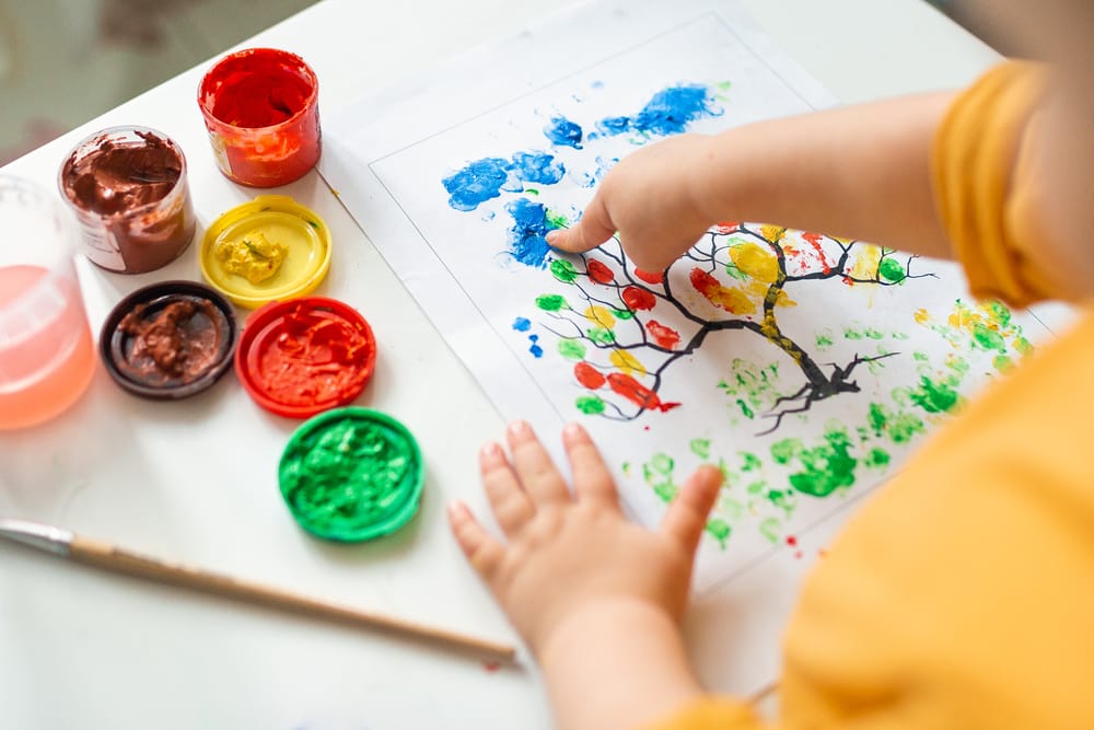 A,Child,Draws,Leafs,On,A,Tree.,Ideas,For,Drawing Finger Painting